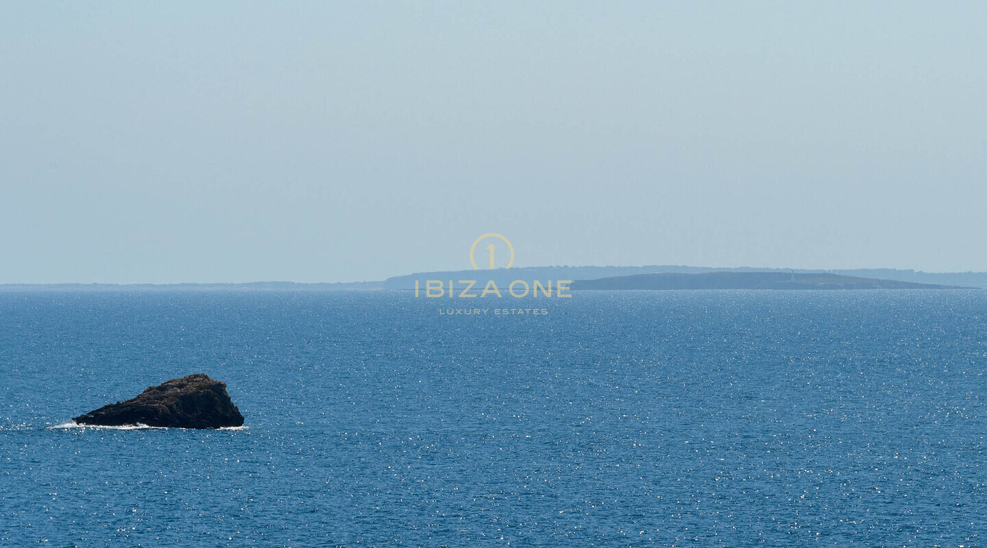 Maison de ville moderne avec piscine privée et vue frontale sur l'océan à vendre, Ibiza