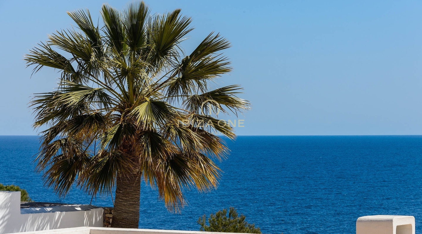 Modernes Stadthaus mit privatem Pool und frontalem Meerblick zu verkaufen, Ibiza
