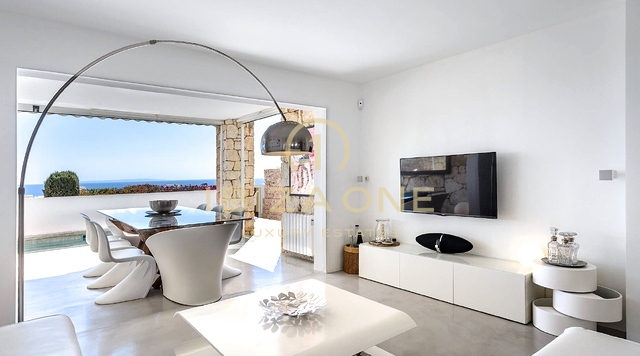 Moderna casa a schiera con piscina privata e vista frontale sull'oceano in vendita, Ibiza