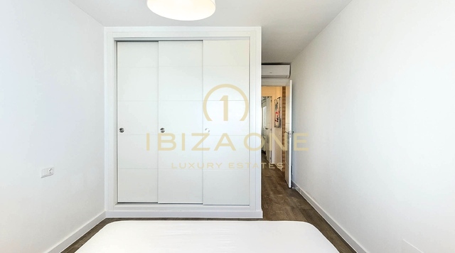 Maison de ville moderne avec piscine privée et vue frontale sur l'océan à vendre, Ibiza