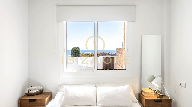 Maison de ville moderne avec piscine privée et vue frontale sur l'océan à vendre, Ibiza