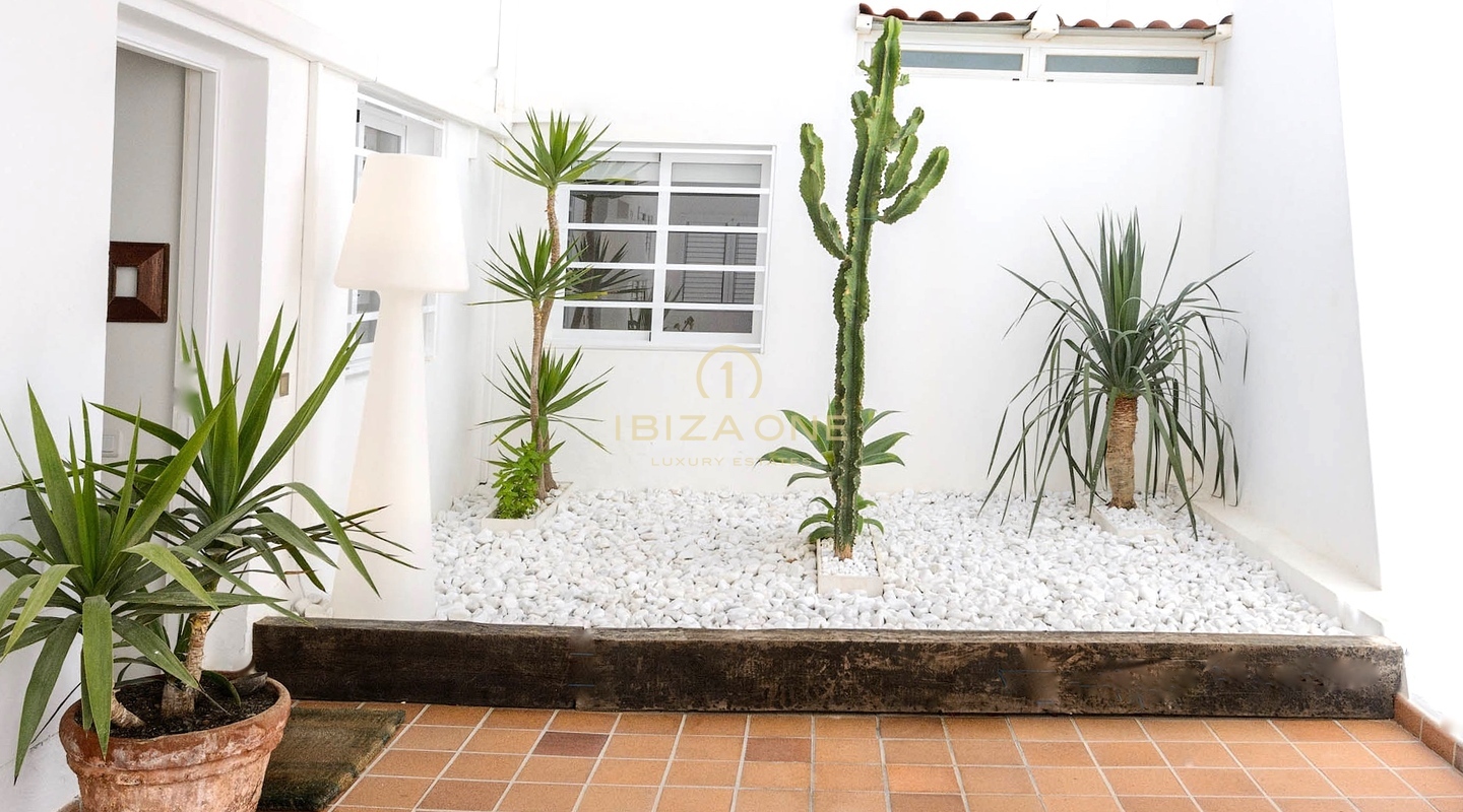 Moderne woning met privézwembad en frontaal uitzicht op de oceaan te koop, Ibiza