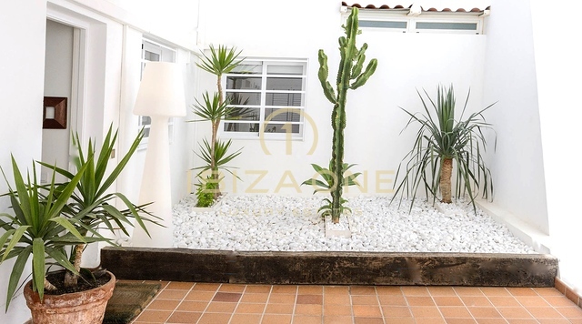Maison de ville moderne avec piscine privée et vue frontale sur l'océan à vendre, Ibiza