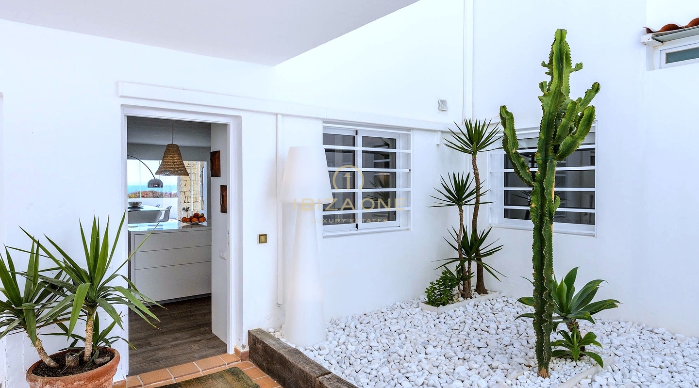 Moderne woning met privézwembad en frontaal uitzicht op de oceaan te koop, Ibiza