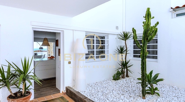 Modernes Stadthaus mit privatem Pool und frontalem Meerblick zu verkaufen, Ibiza