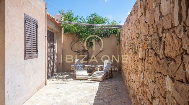 Te koop: woning aan de eerste zeelijn met prachtig uitzicht op zee, Ibiza