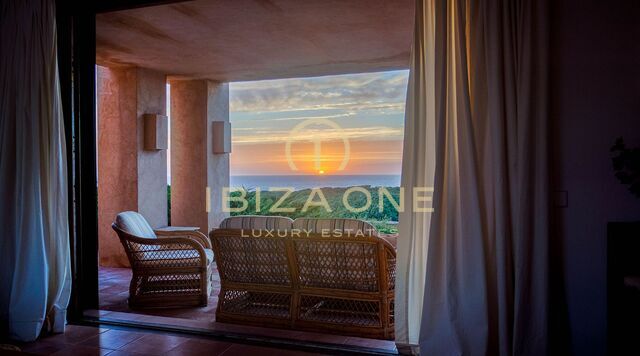 Te koop: woning aan de eerste zeelijn met prachtig uitzicht op zee, Ibiza