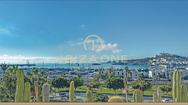 Grande appartamento con 3 camere da letto con vista panoramica su Dalt Vila e sul mare in vendita