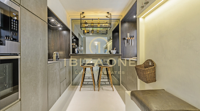 Geweldig appartement met 3 slaapkamers en een panoramisch uitzicht op Dalt Vila en de zee te koop