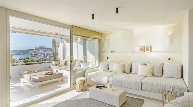 Gran apartamento de 3 dormitorios con vistas panorámicas de Dalt Vila y el mar en venta
