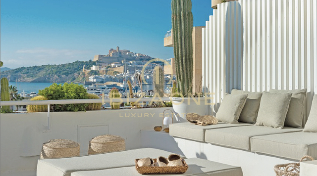Geweldig appartement met 3 slaapkamers en een panoramisch uitzicht op Dalt Vila en de zee te koop