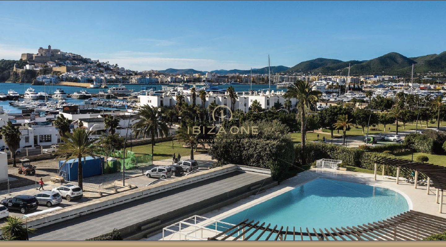 Licht appartement op een populaire locatie met uitzicht op de zee en de oude stad te koop
