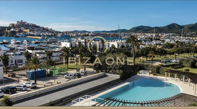 Luminoso apartamento en una ubicación popular con vista al mar y al casco antiguo en venta