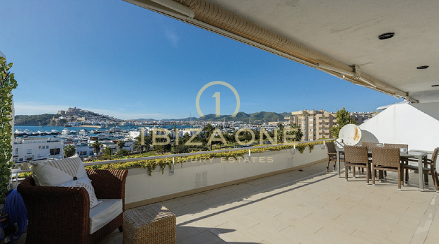 Luminoso appartamento in una posizione popolare con vista sul mare e sul centro storico in vendita