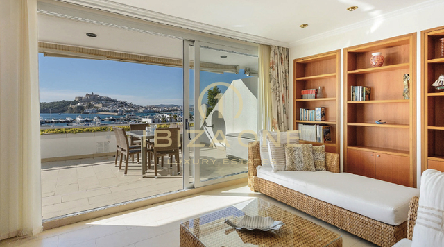 Bright apartment in a popular location with view to the sea and the old town for sale