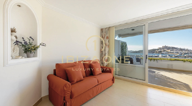Luminoso apartamento en una ubicación popular con vista al mar y al casco antiguo en venta