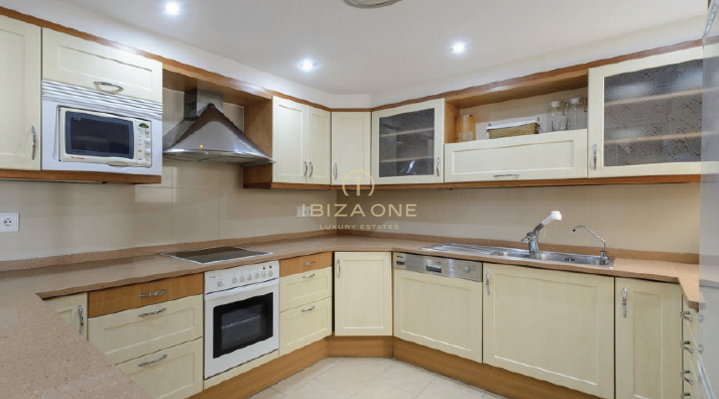 Appartement lumineux dans un endroit populaire avec vue sur la mer et la vieille ville à vendre