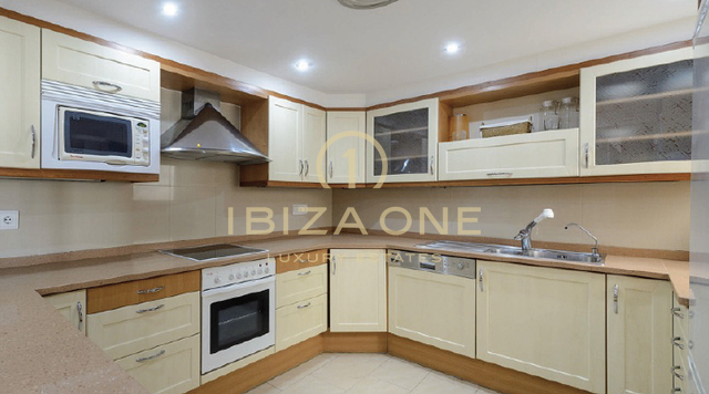 Appartement lumineux dans un endroit populaire avec vue sur la mer et la vieille ville à vendre