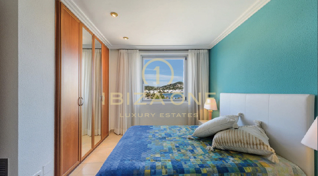 Luminoso apartamento en una ubicación popular con vista al mar y al casco antiguo en venta