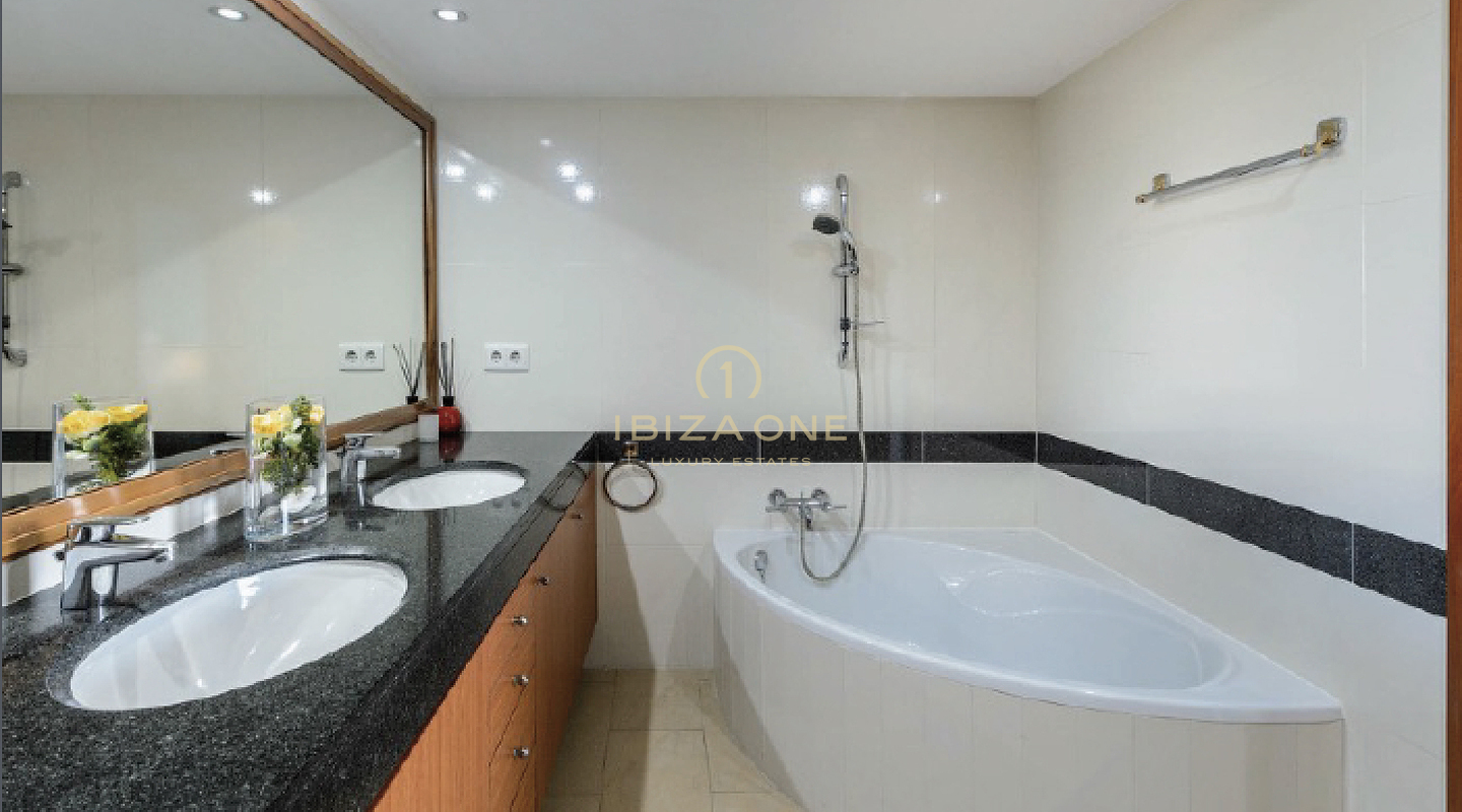 Bright apartment in a popular location with view to the sea and the old town for sale