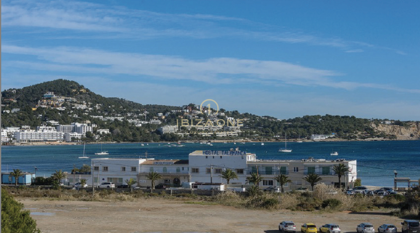 Luminoso apartamento en una ubicación popular con vista al mar y al casco antiguo en venta