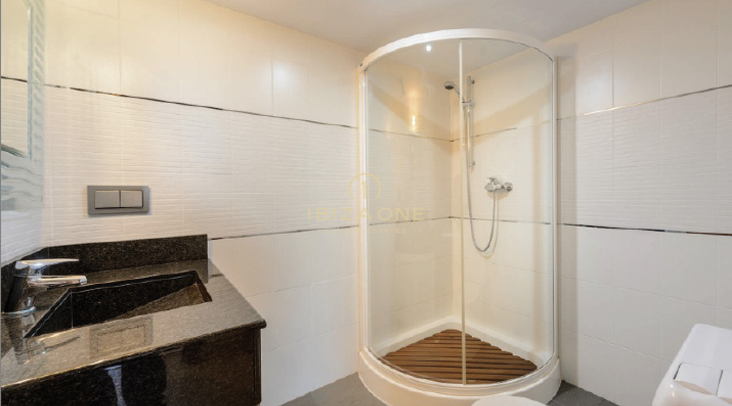 Luminoso apartamento en una ubicación popular con vista al mar y al casco antiguo en venta