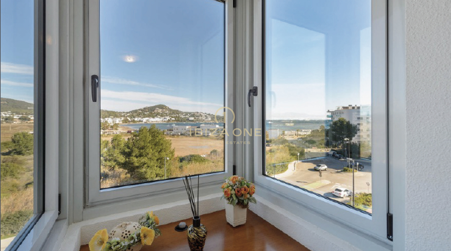 Helles Apartment in beliebter Lage mit Blick auf das Meer und die Altstadt zum Verkauf