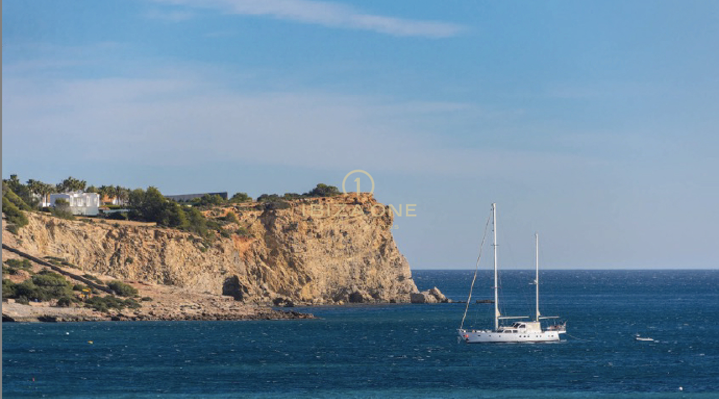 Bright apartment in a popular location with view to the sea and the old town for sale