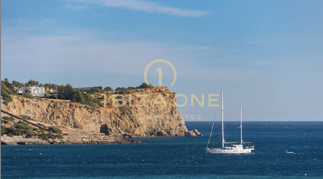 Bright apartment in a popular location with view to the sea and the old town for sale