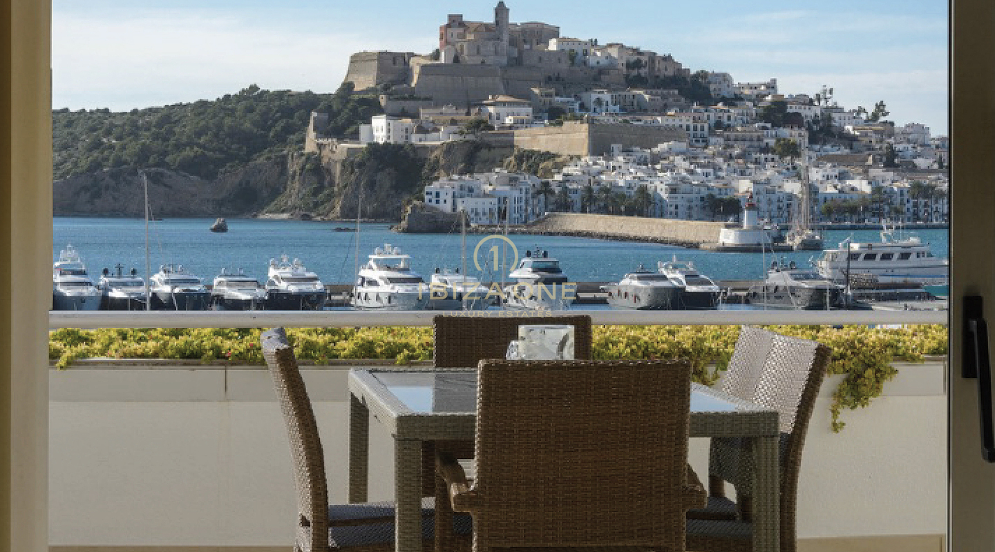 Appartement lumineux dans un endroit populaire avec vue sur la mer et la vieille ville à vendre