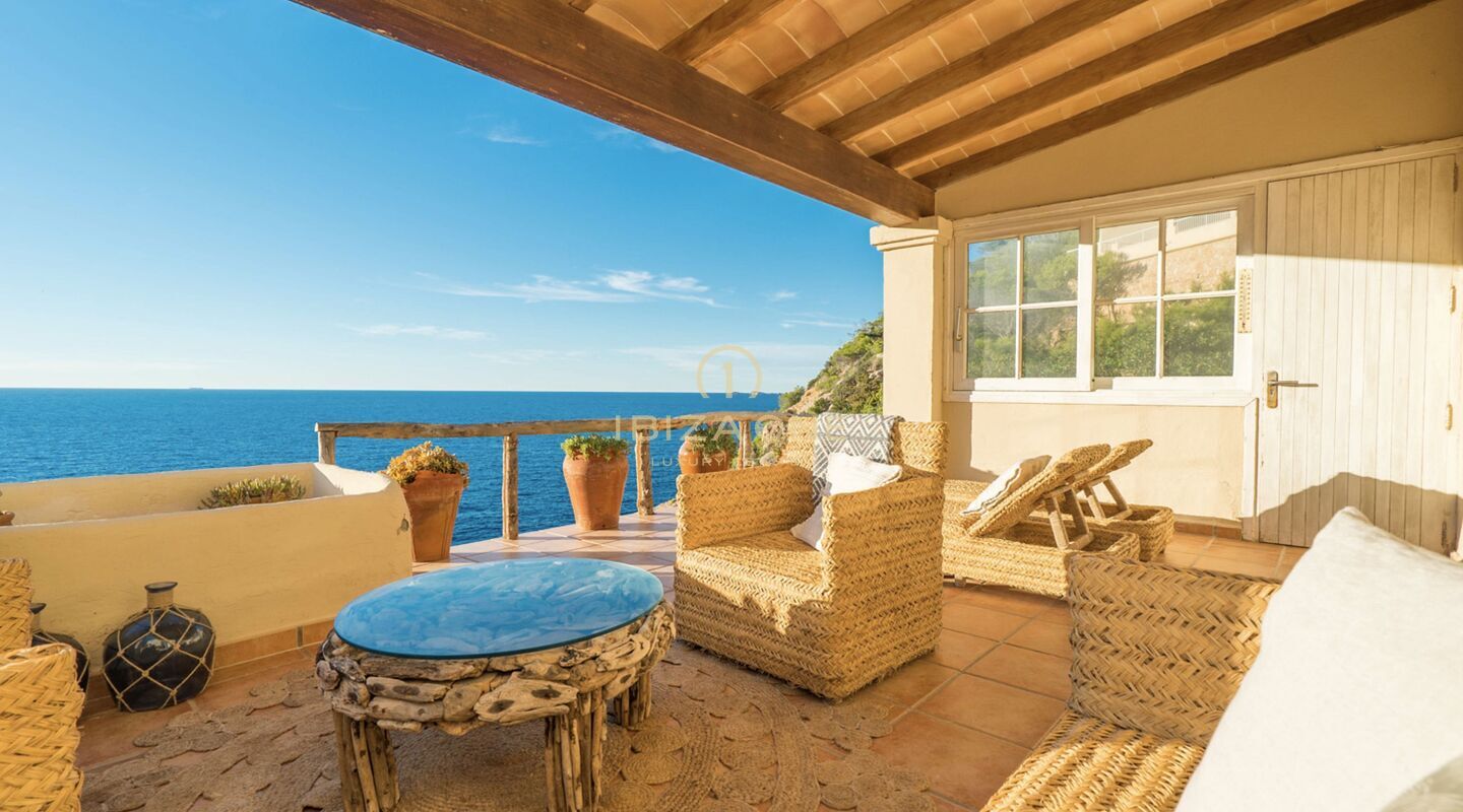 Villa en primera línea de mar con acceso al mar y excelentes vistas en venta