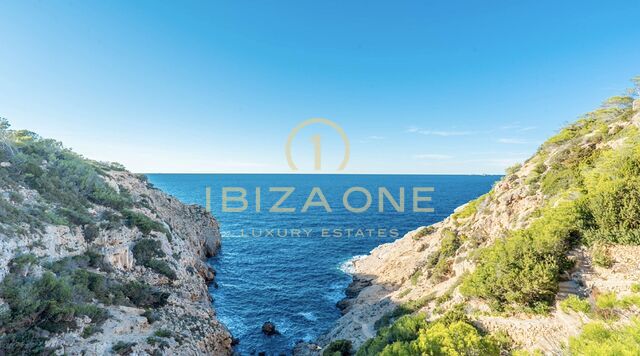 Villa en primera línea de mar con acceso al mar y excelentes vistas en venta
