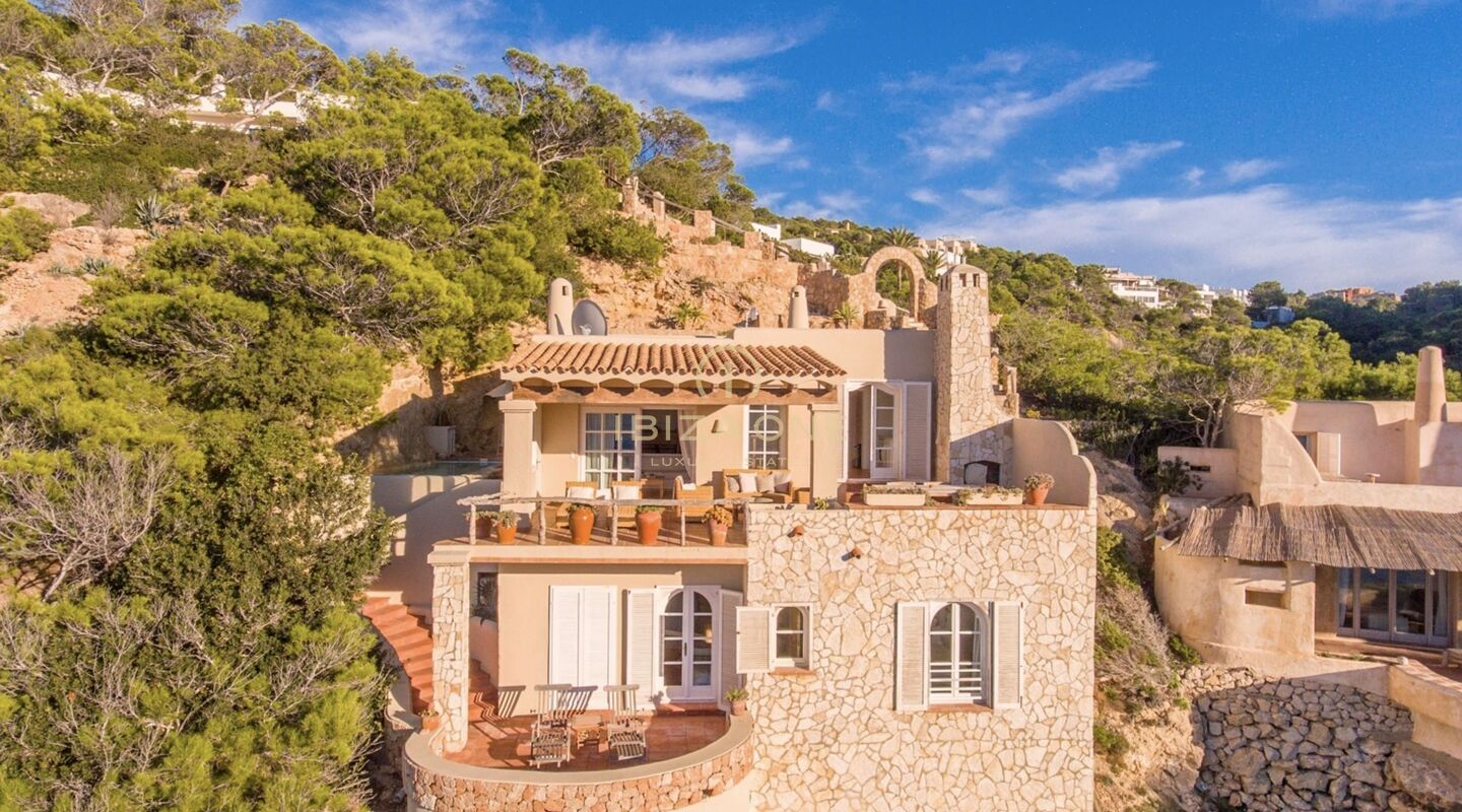 Villa en primera línea de mar con acceso al mar y excelentes vistas en venta