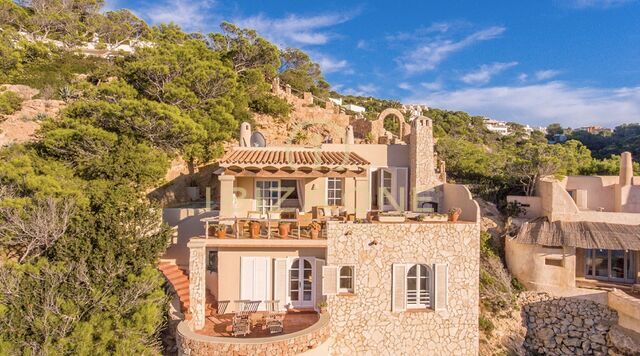 Villa en première ligne de mer avec accès à la mer et de superbes vues à vendre