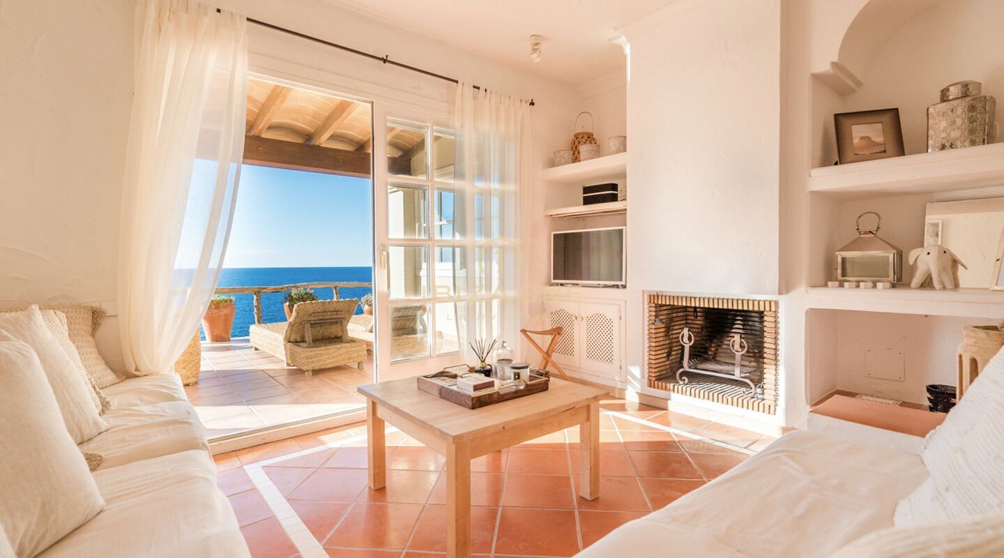 First sea line villa with sea access and great views for sale