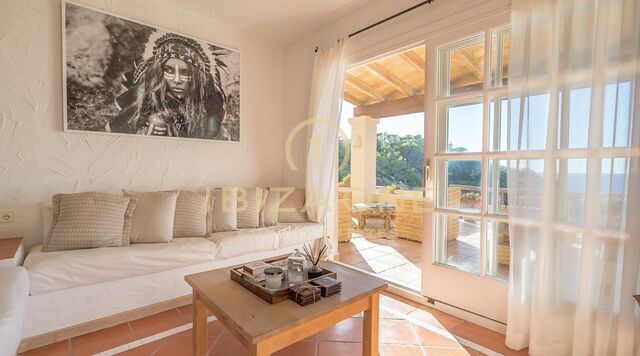 Villa en première ligne de mer avec accès à la mer et de superbes vues à vendre