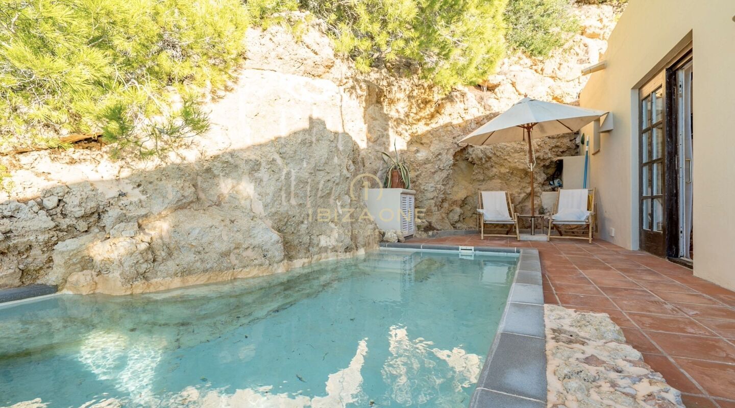 Villa en première ligne de mer avec accès à la mer et de superbes vues à vendre