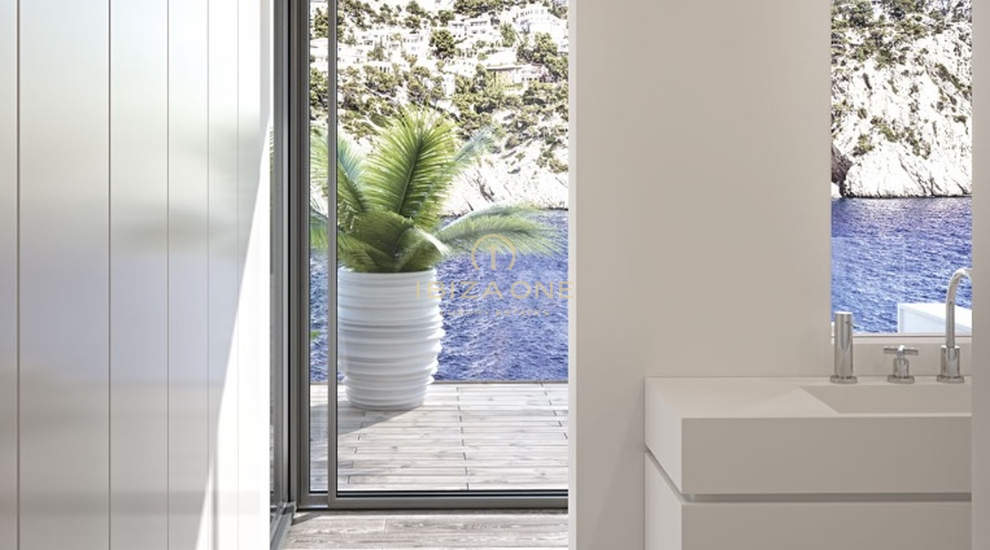 Ático de lujo moderno con vistas al mar y acceso al mar en Mallorca en venta