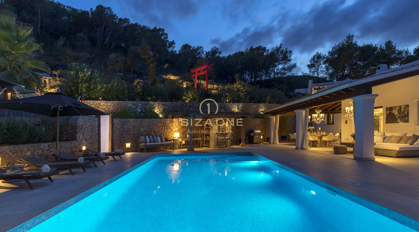 Large finca property with guest house and sea views for sale