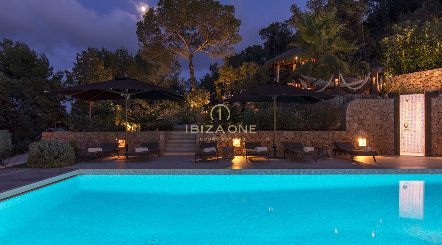 Large finca property with guest house and sea views for sale