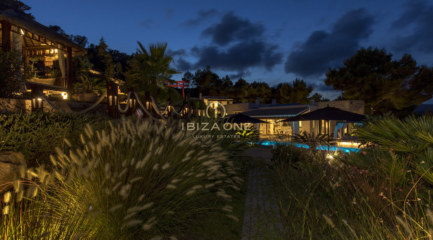 Large finca property with guest house and sea views for sale