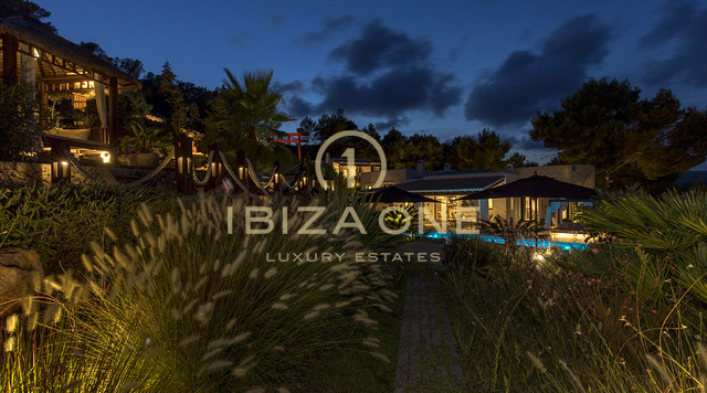 Large finca property with guest house and sea views for sale