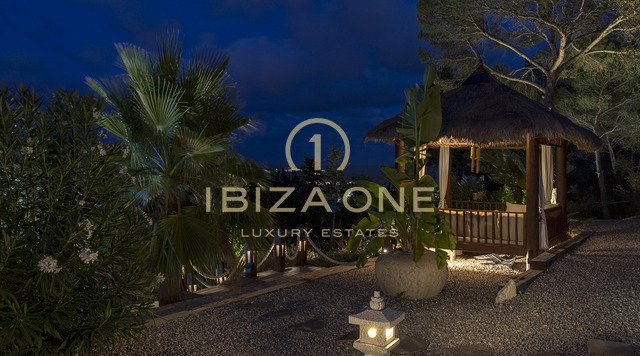 Large finca property with guest house and sea views for sale
