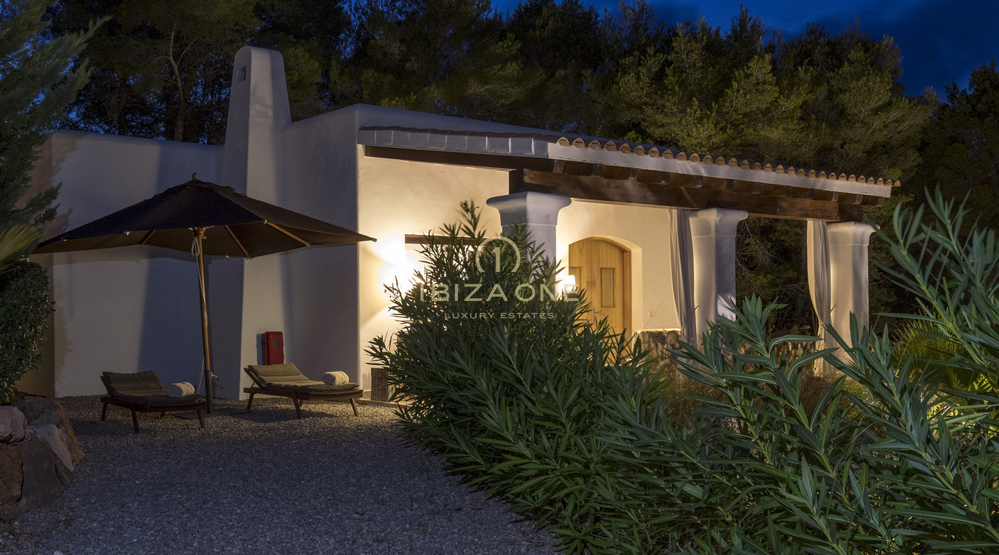 Large finca property with guest house and sea views for sale