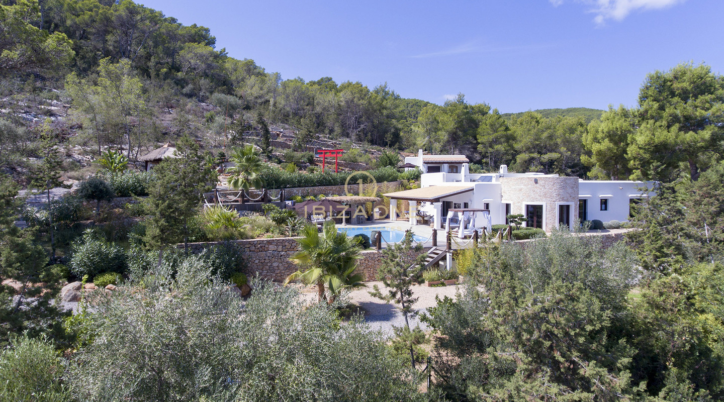 Large finca property with guest house and sea views for sale