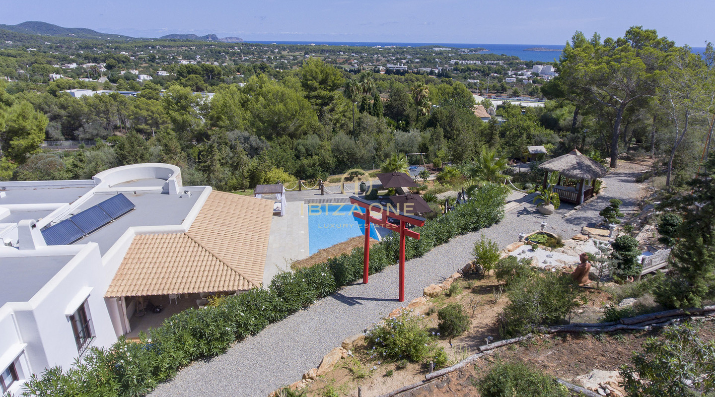 Gran finca con casa de huéspedes y vistas al mar en venta