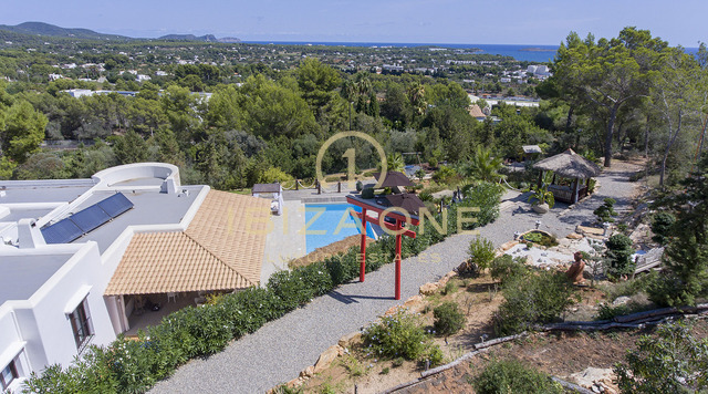Large finca property with guest house and sea views for sale