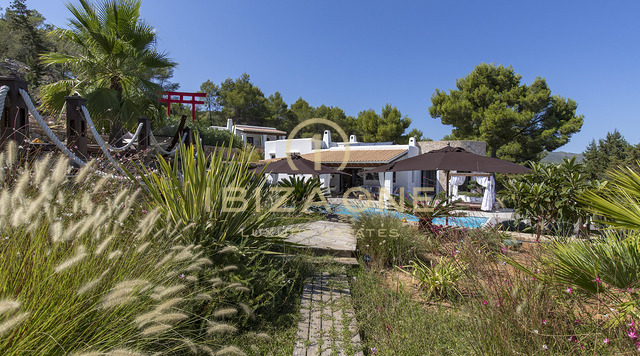 Large finca property with guest house and sea views for sale