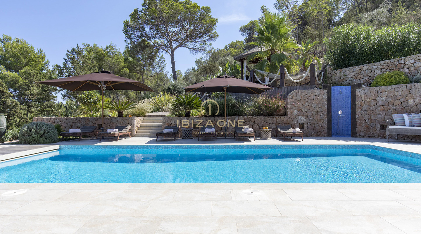 Large finca property with guest house and sea views for sale
