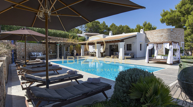 Large finca property with guest house and sea views for sale